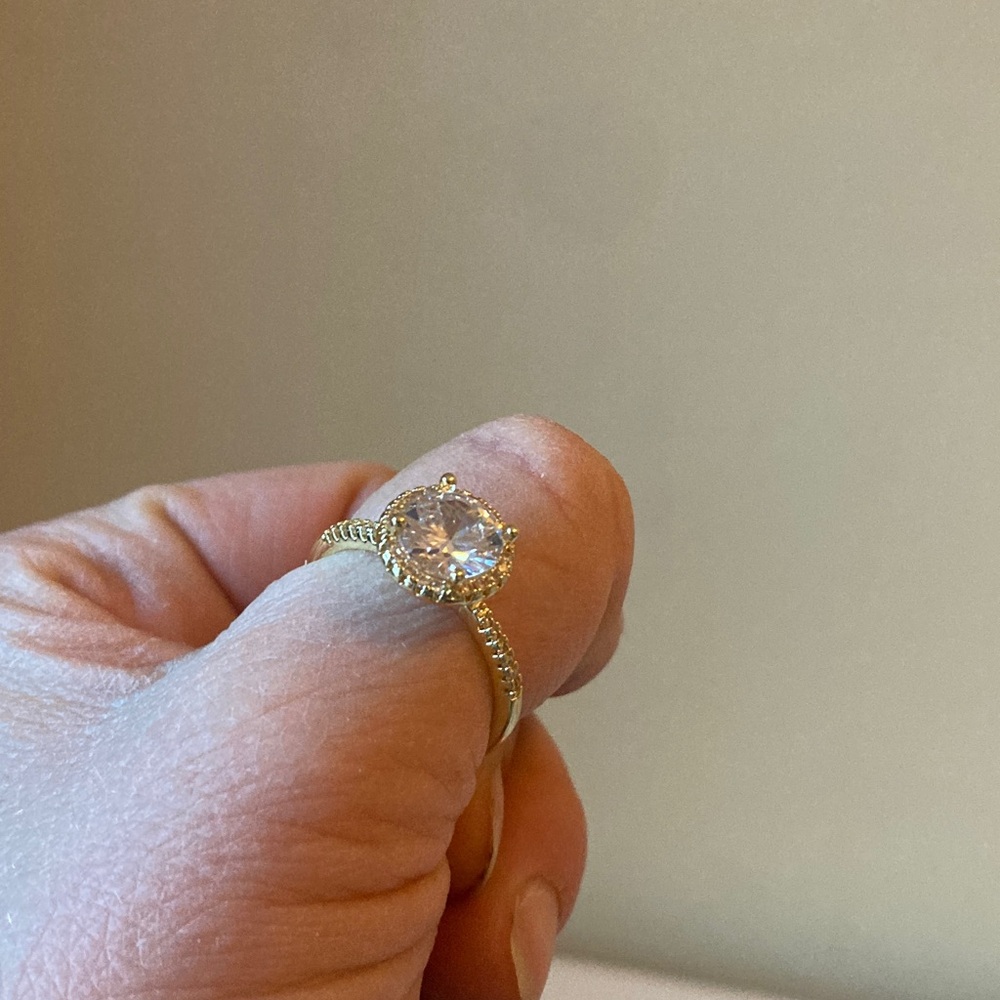 Pretty Bird Jewelry Radiant Gold Women's Ring with Sparkling Centerpiece - Picture 6 of 10